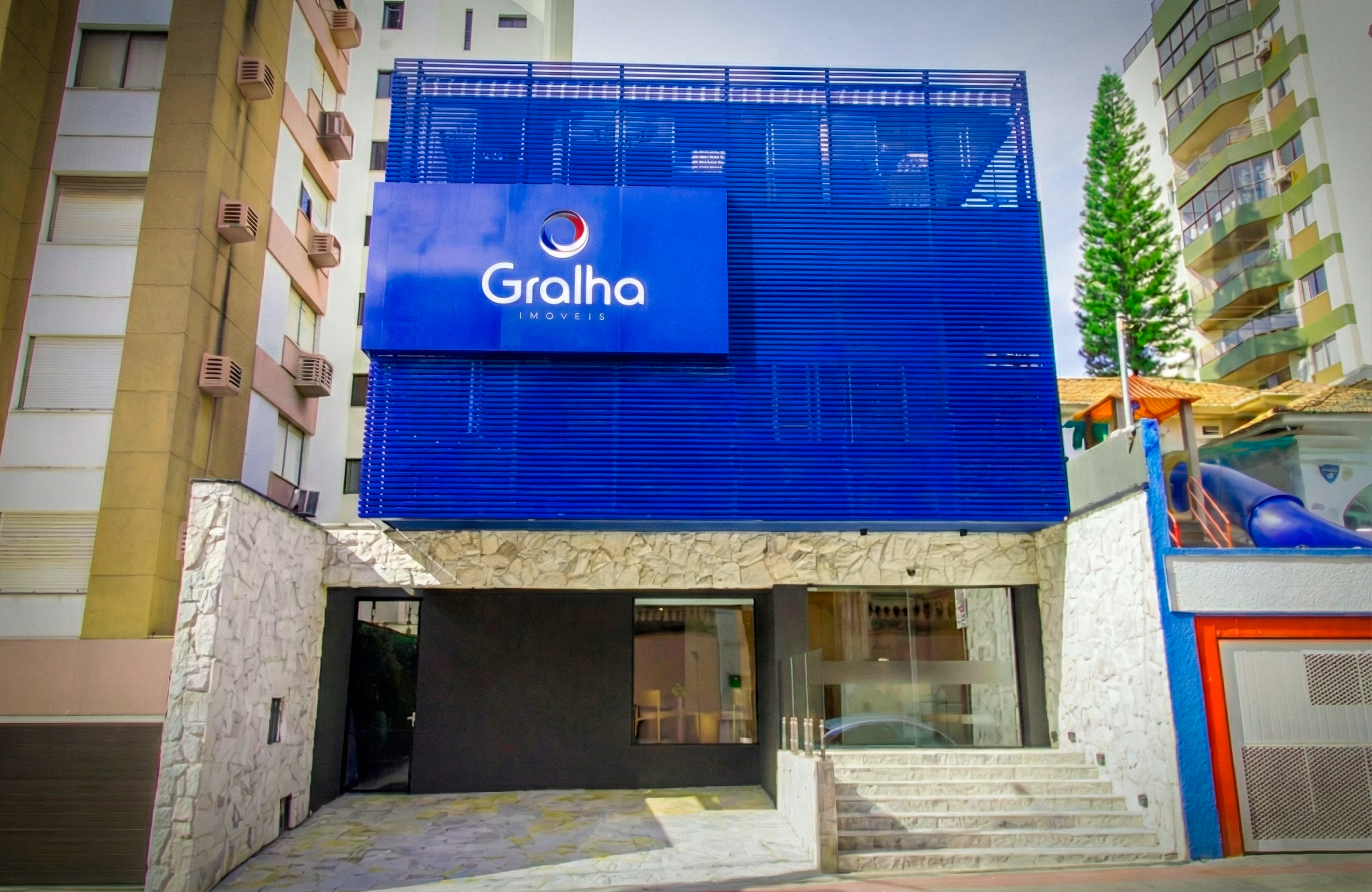 Escritório Moderno Gralha Imóveis